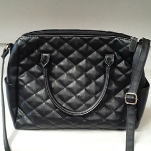 Black bag, one pocket inside, 2 on the outside